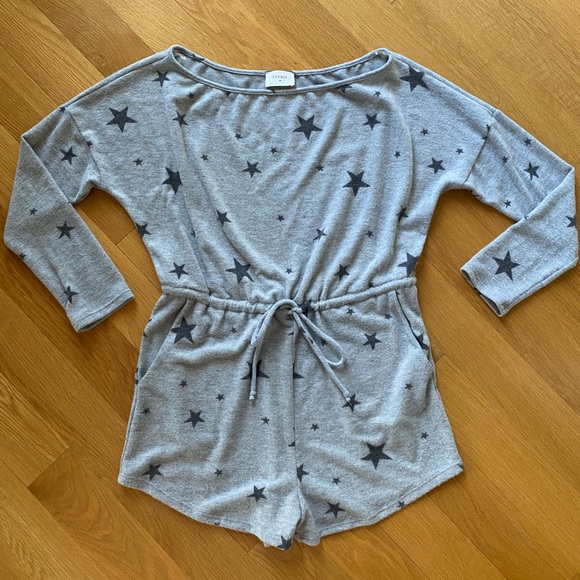 NWOT Vici Higher Love Pocketed Star Print Romper - Picture 5 of 5